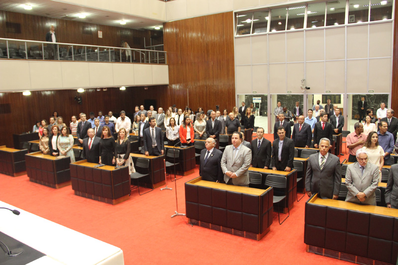 Público que testemunhou a homenagem da Assembleia ao Tribunal